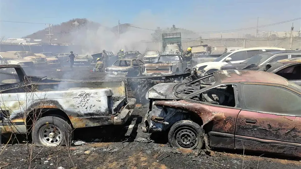 Incendio en pensión federal de vehículos arrasa con más de 20 unidades