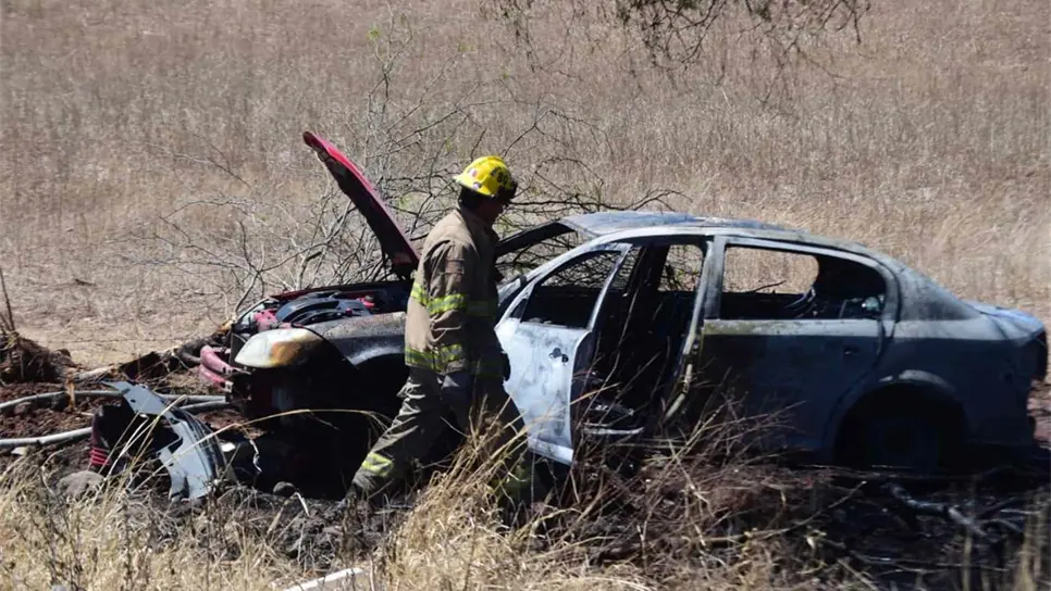 Se incendia vehículo tras choque en Mocorito
