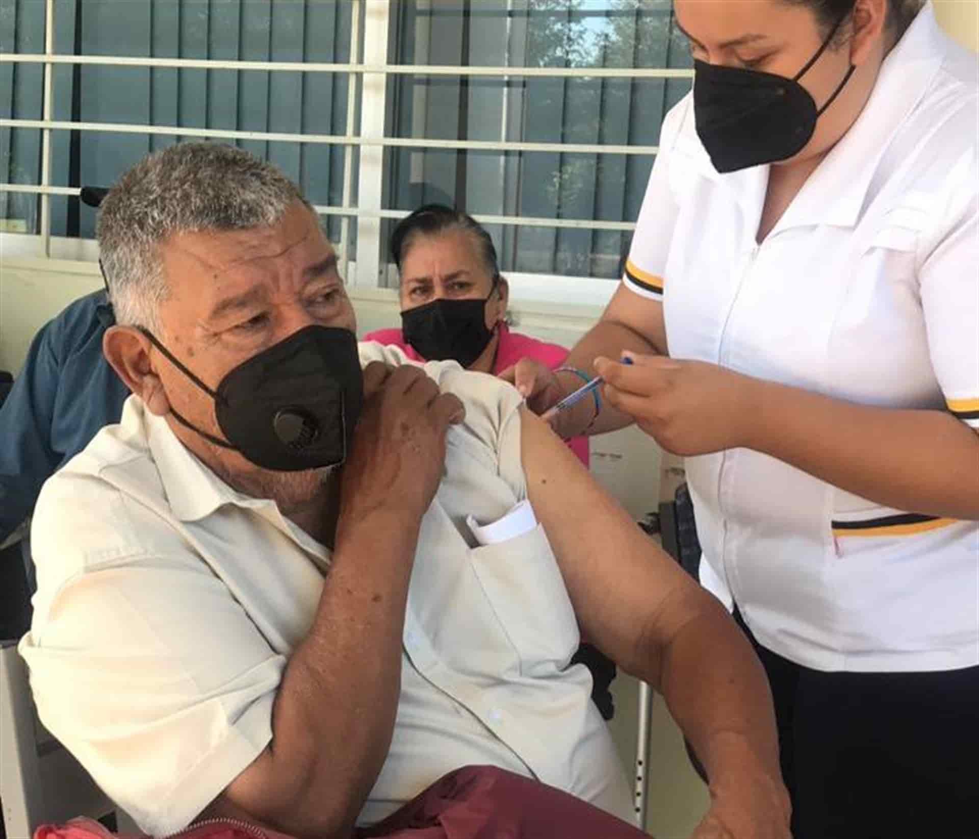 Van más de 370 mil adultos mayores vacunados en Sinaloa