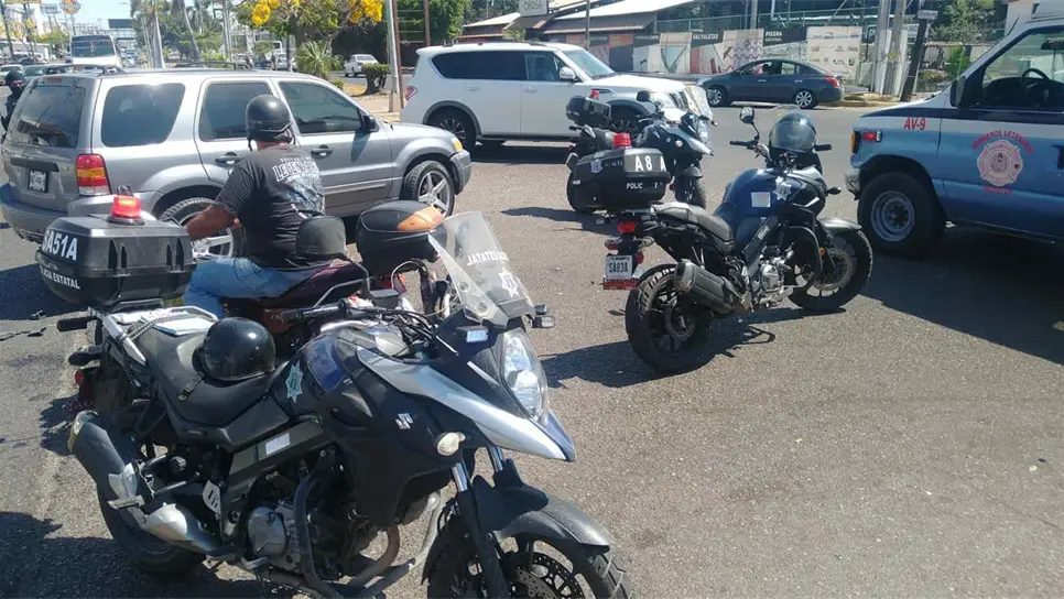 Motociclista se impacta contra una camioneta en Mazatlán