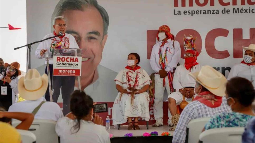 Indígenas de Sinaloa entregan bastón de mando a Rubén Rocha