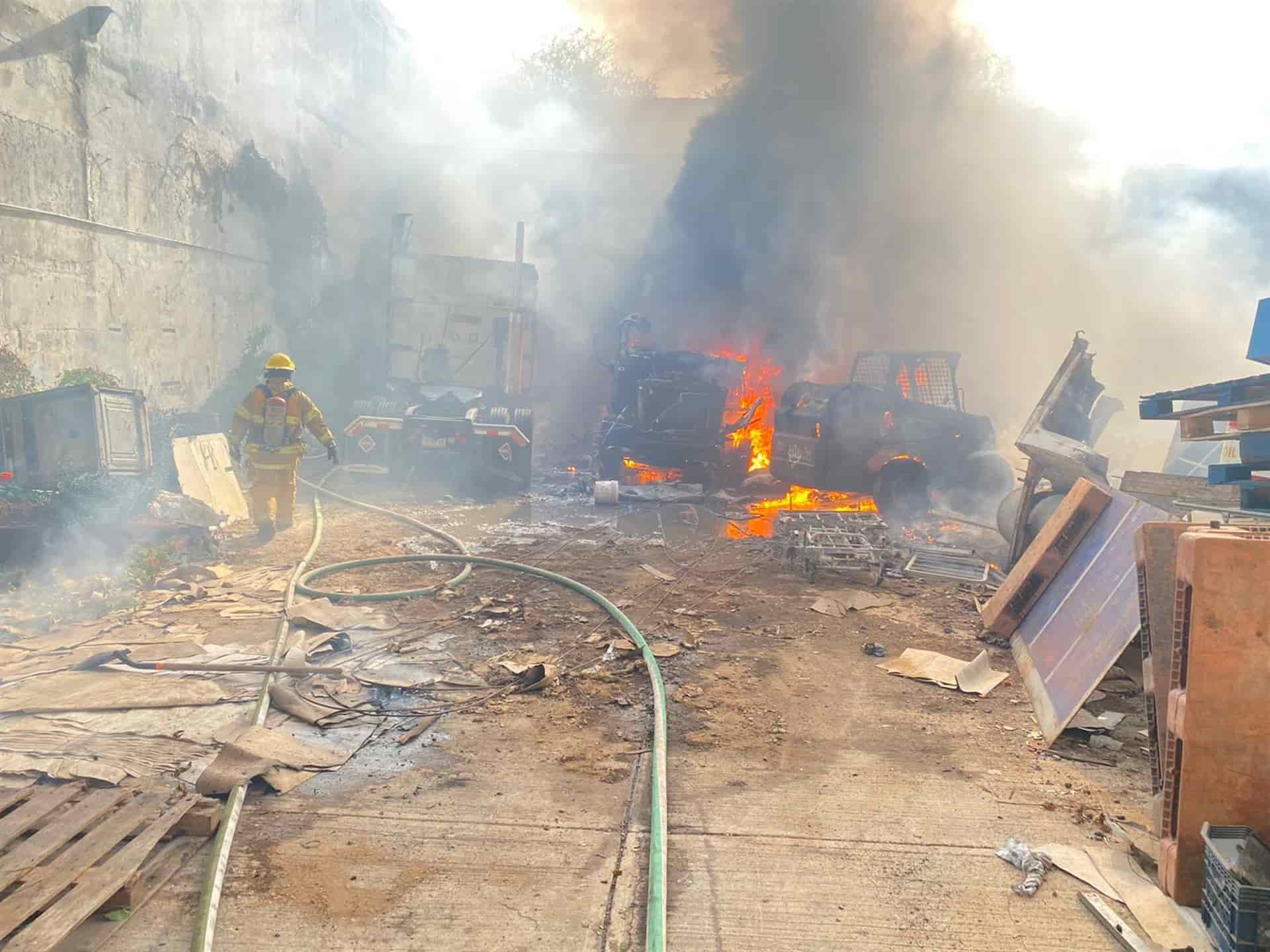 Incendio en bodega del centro de Mazatlán arrasa con tráileres y vehículos