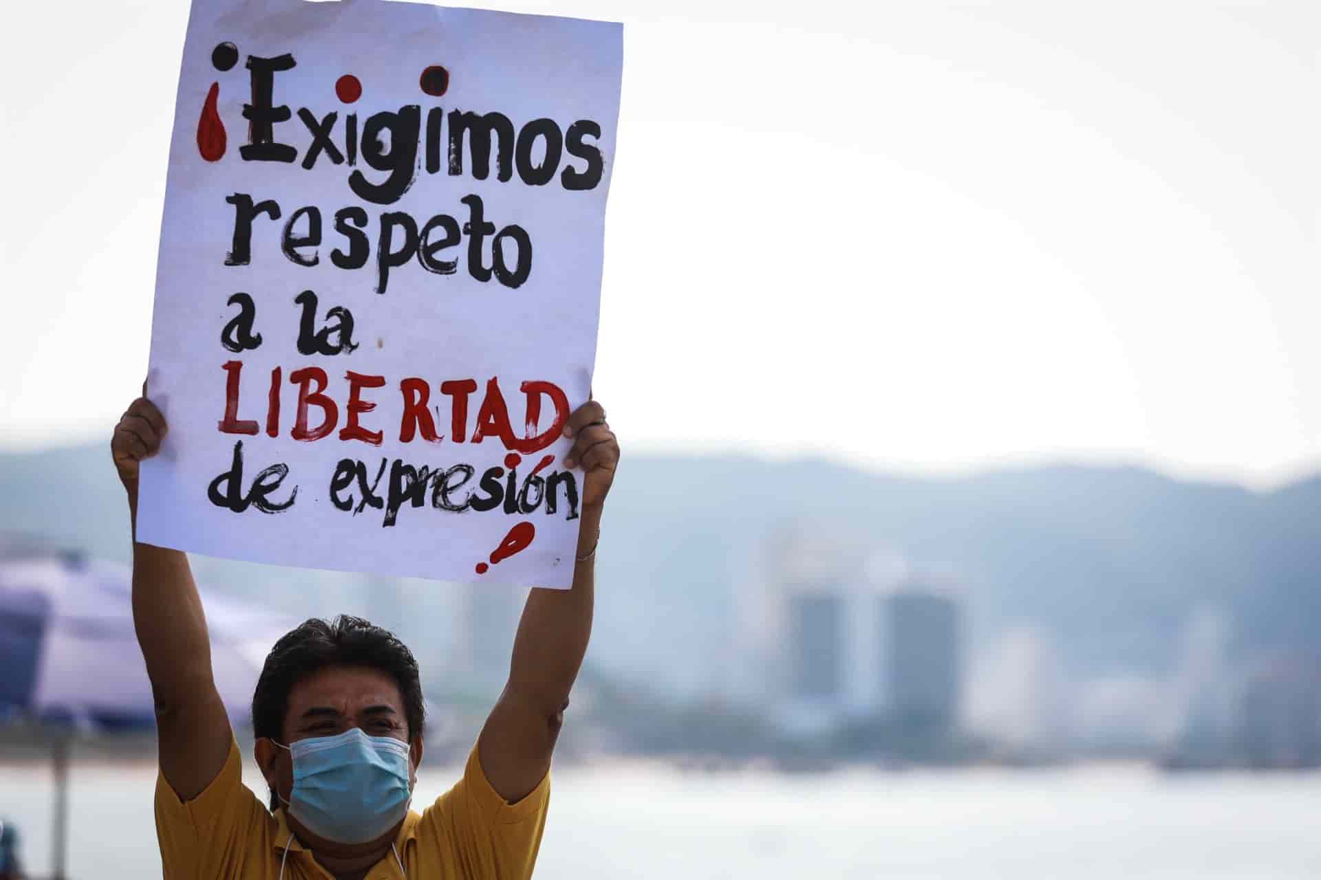 Un periodista mexicano sostiene un cartel en una protesta para exigir seguridad en Acapulco (México). EFE/David Guzmán/Archivo