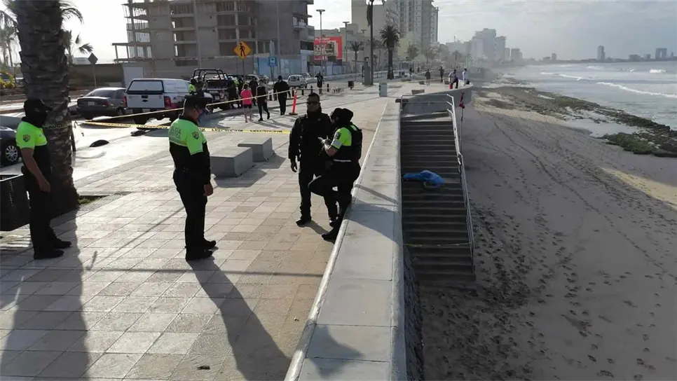 Fallece mujer al resbalar en escalera del malecón de Mazatlán