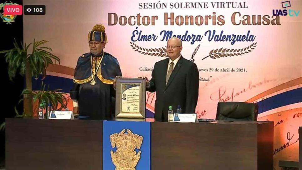 Otorga la UAS a Élmer Mendoza la distinción de Doctor Honoris Causa