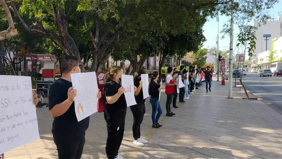 Estudiantes exigen ser vacunados contra el Covid-19