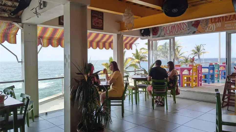 Ahuyenta tercer repunte de covid a comensales de restaurantes