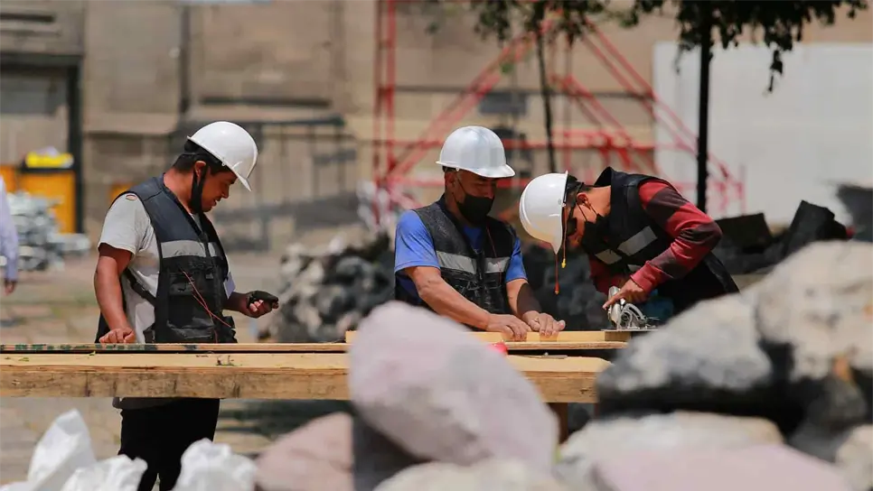 Hombres trabajan durante una jornada laboral el 30 de abril de 2021 en la Ciudad de México (México). EFE/ Carlos Ramírez