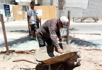 Con pocos festejos, pero trabajo constante, celebran albañiles en su día en Mazatlán