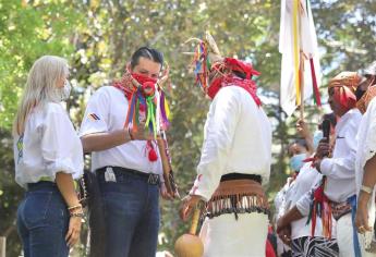 Mario Zamora recibe de yoremes el “Bastón de Mando”