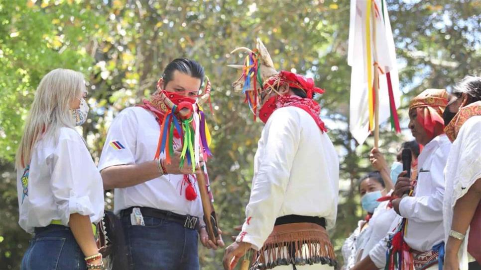 Mario Zamora recibe de yoremes el “Bastón de Mando”