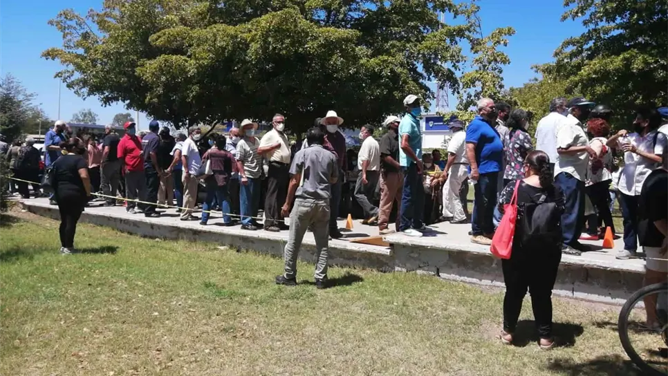 Con retraso de una hora y aglomeraciones inicia vacunación en Los Mochis