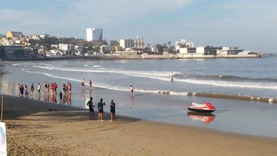 Piden no introducirse al mar con ropa de mezclilla y algodón