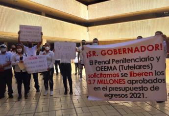 Se manifiestan trabajadores de centros penitenciarios en Culiacán