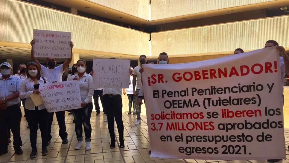 Se manifiestan trabajadores de centros penitenciarios en Culiacán