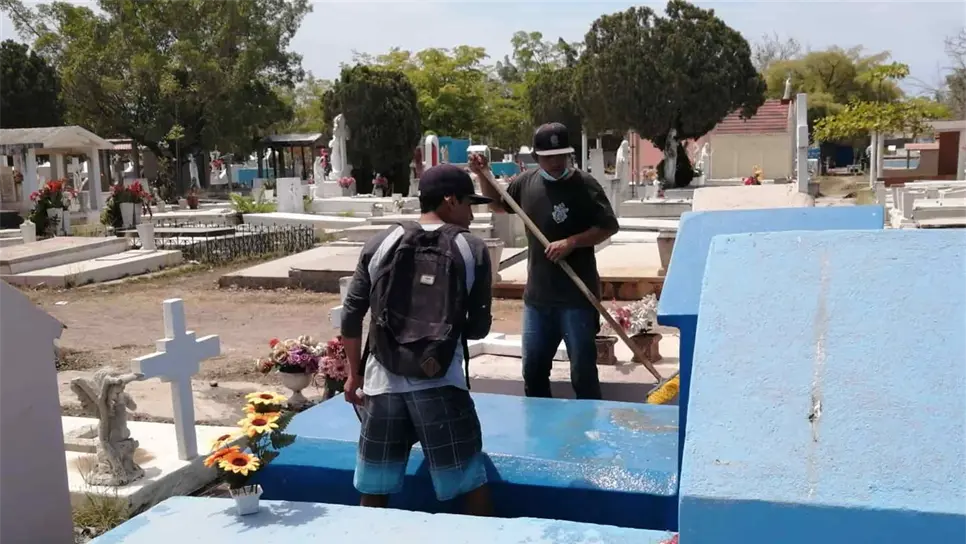Alberto aprovecha el Día de las Madres para trabajar en limpieza de tumbas