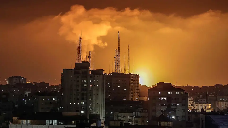 El humo y las llamas aumentan después de un ataque aéreo israelí hoy, en la ciudad de Gaza. EFE/ Mohammed Saber