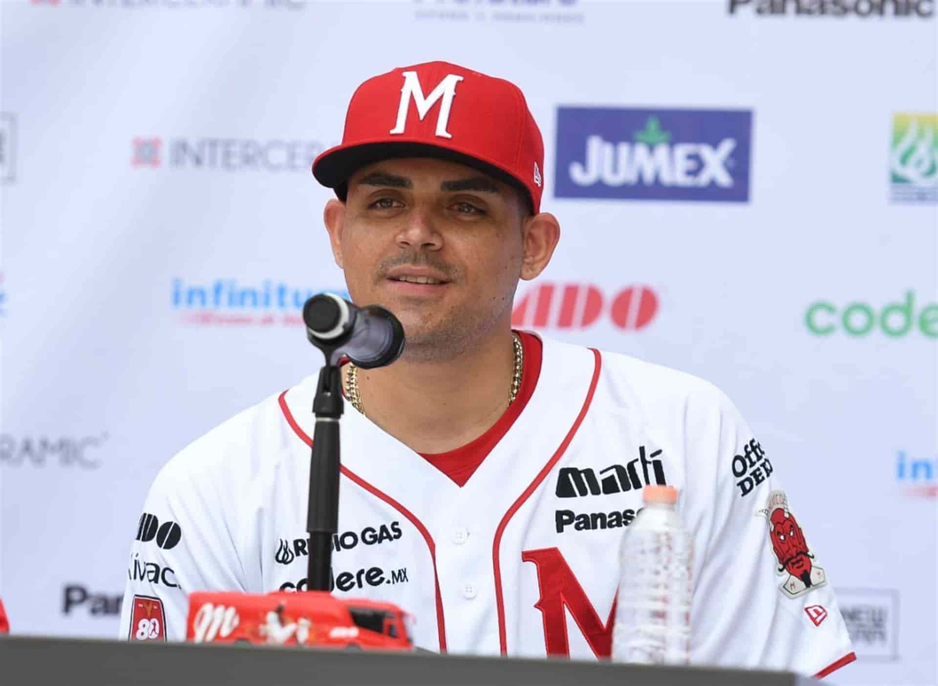 Presenta Diablos Rojos del México a Roberto Osuna