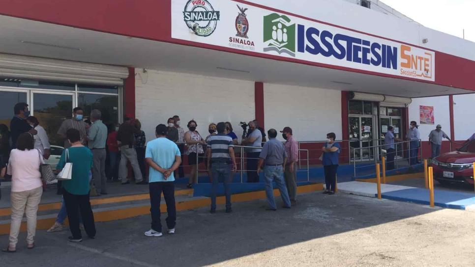 Se manifiestan jubilados y pensionados en las oficinas del ISSSTESIN