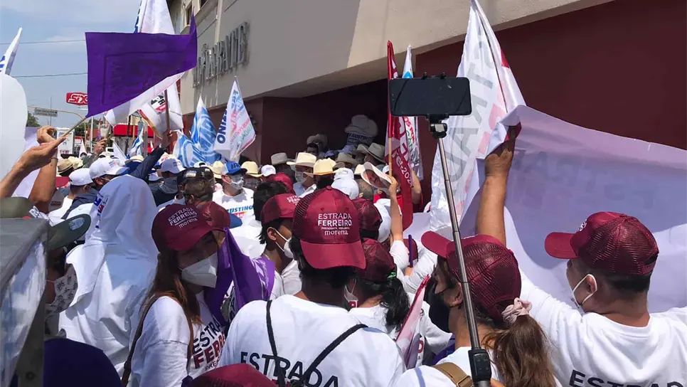 ¡Pleito entre brigadas! Se tiran con botellas de agua
