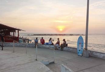 Poco o mucho pero el turismo no deja de visitar playa Cerritos en Mazatlán