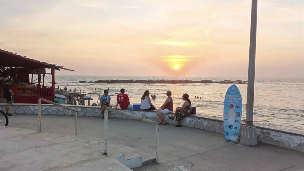 Poco o mucho pero el turismo no deja de visitar playa Cerritos en Mazatlán