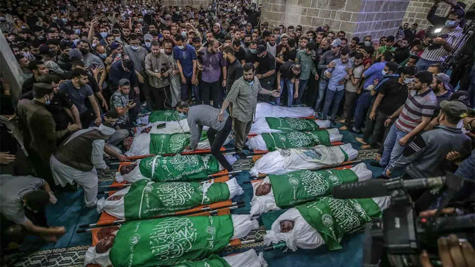 Funeral de 15 palestinos que murieron en un ataque aéreo de las Fuerzas israelíes, este jueves en Gaza.  EFE/Haitham Imad