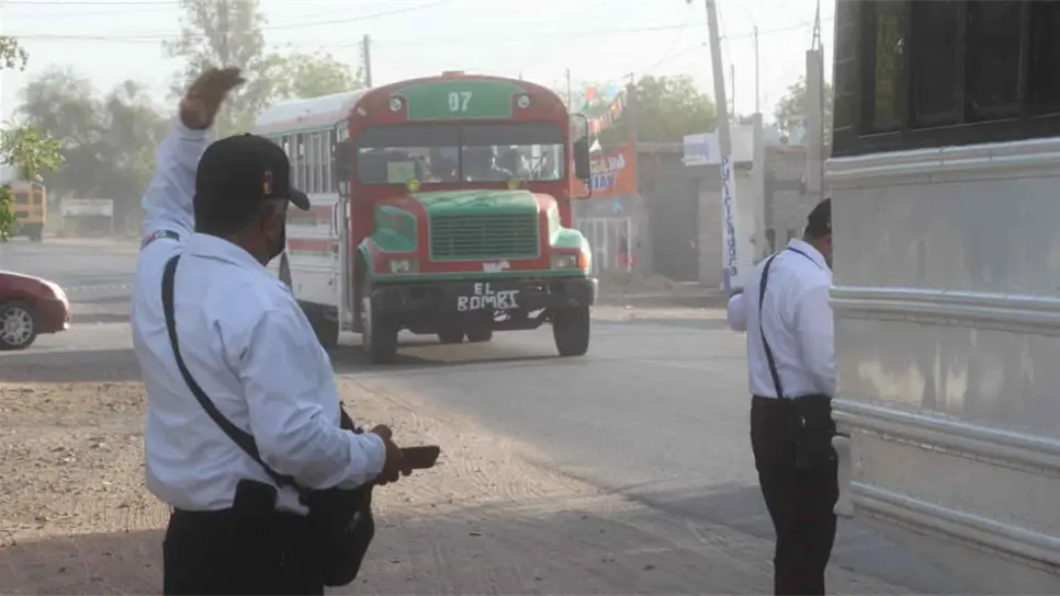 Supervisan transporte de personal al campo en El Fuerte