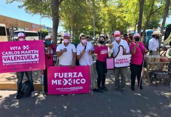 Carlos Martín Valenzuela recorre el tianguis de San Miguel Zapotitlán