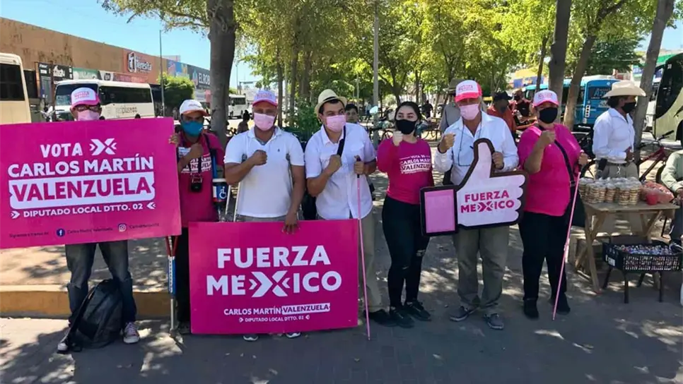Carlos Martín Valenzuela recorre el tianguis de San Miguel Zapotitlán