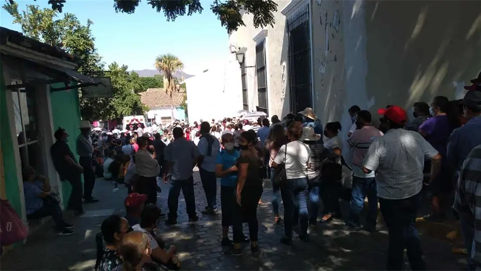 En Cosalá se olvidan de “la sana distancia” durante la vacunación