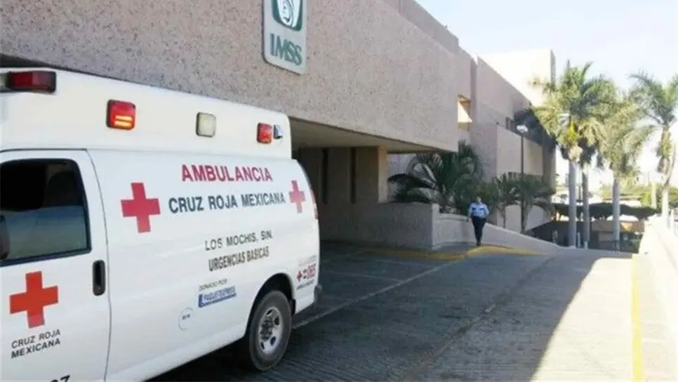Por falta de camas retienen ambulancia de Cruz Roja por más de tres horas en el IMSS