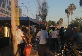 De última hora, mochitenses hacen fila para comprar agua