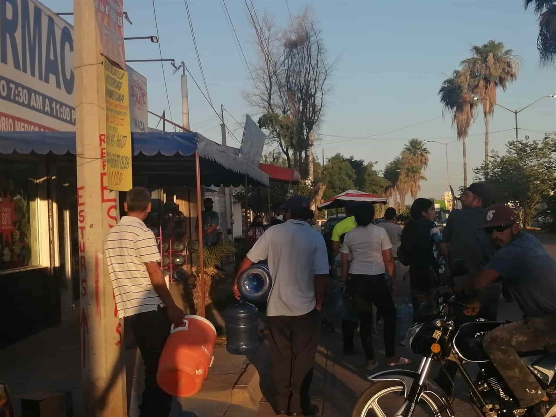 De última hora, mochitenses hacen fila para comprar agua