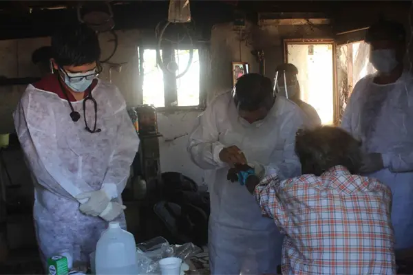 Acude personal de Salud al ejido 5 de Mayo a revisar a Don Gabino Acude personal de Salud al ejido 5 de Mayo a revisar a Don Gabino