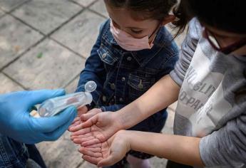 Pediatras recomiendan seguir usando las mascarillas para proteger a los niños