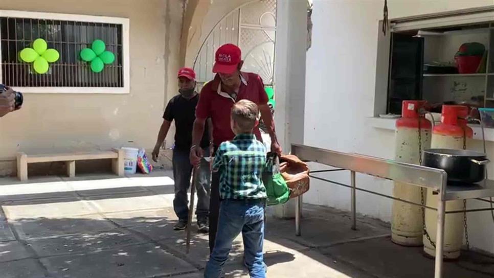 Joel festeja su cumpleaños con personas sin hogar en la Iglesia del Carmen