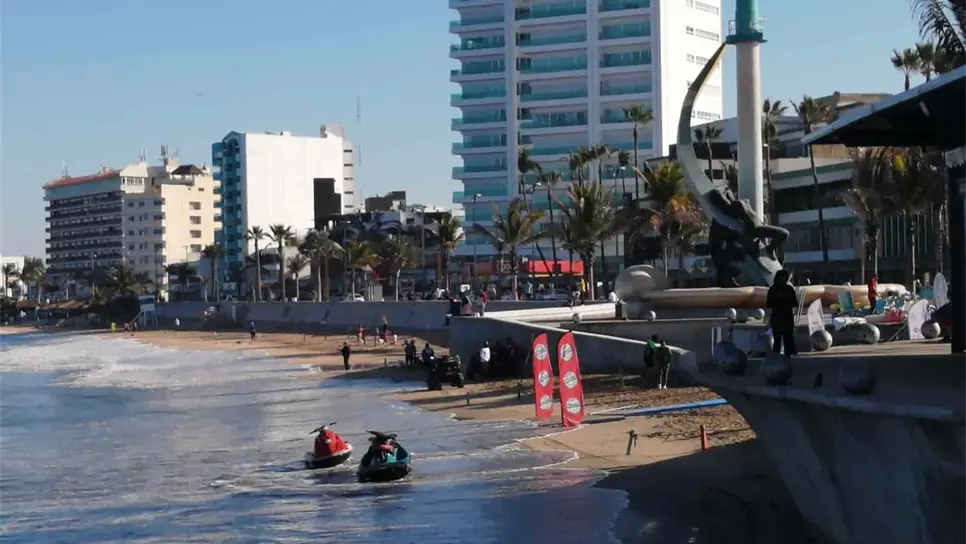 Bañistas contaminan playas de Mazatlán