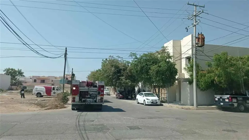 Dos trabajadores se electrocutan en un edificio en construcción; uno de ellos muere.