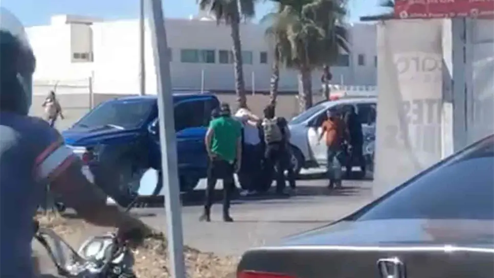 Asombra a mochitenses hombres armados en transitado crucero