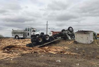 Vuelca tráiler en la libre Culiacán-Mazatlán, a la altura de El Carrizal