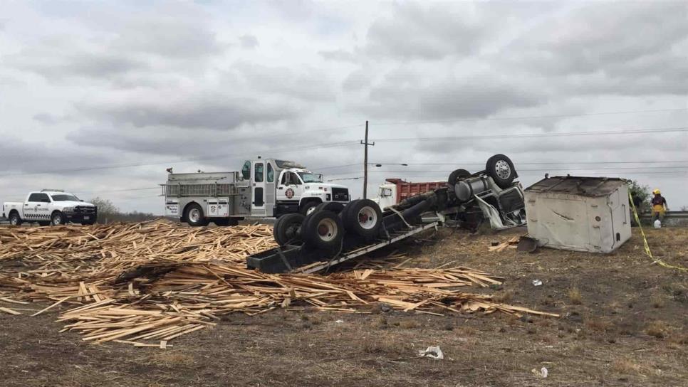 Vuelca tráiler en la libre Culiacán-Mazatlán, a la altura de El Carrizal