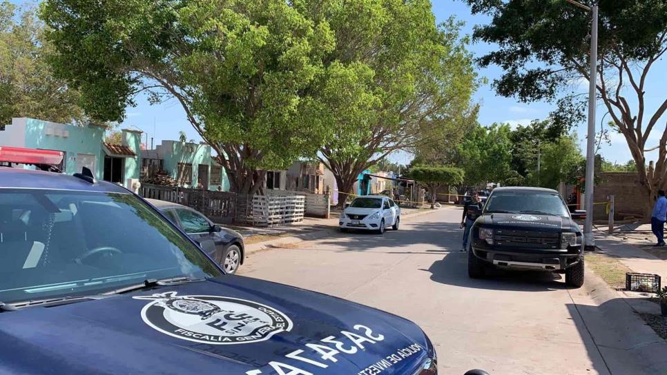 Hallan cuerpo dentro de fosa en el patio de una casa, en Los Mochis