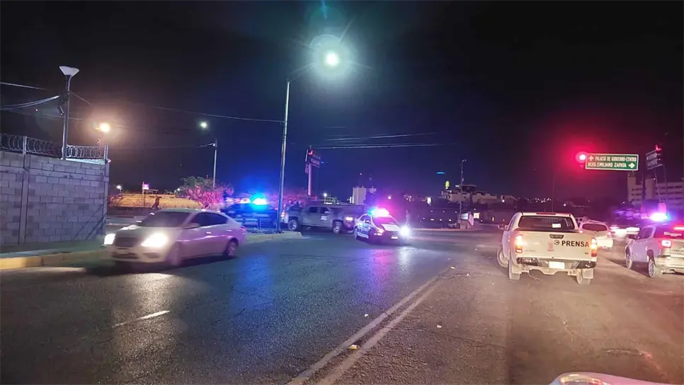 En persecución y balacera aseguran personas, un auto blindado y armas