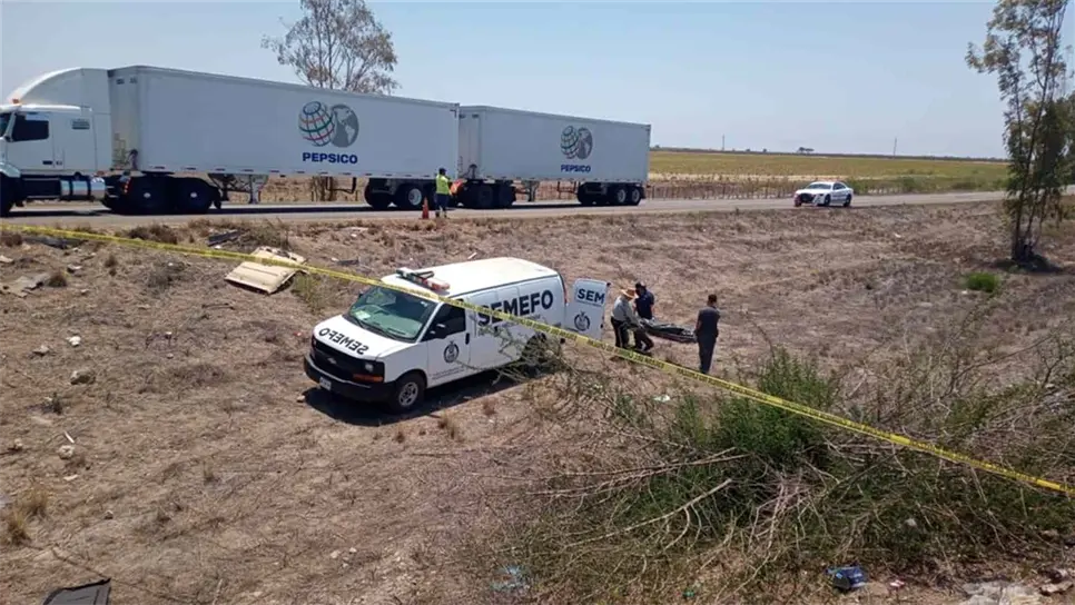 Familia de Guanajuato sufre volcadura en la carretera Culiacán-Mazatlán; hay un muerto