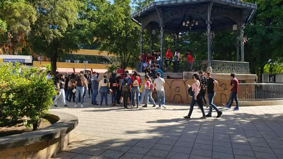 Estudiantes marchan contra regreso a clases presenciales