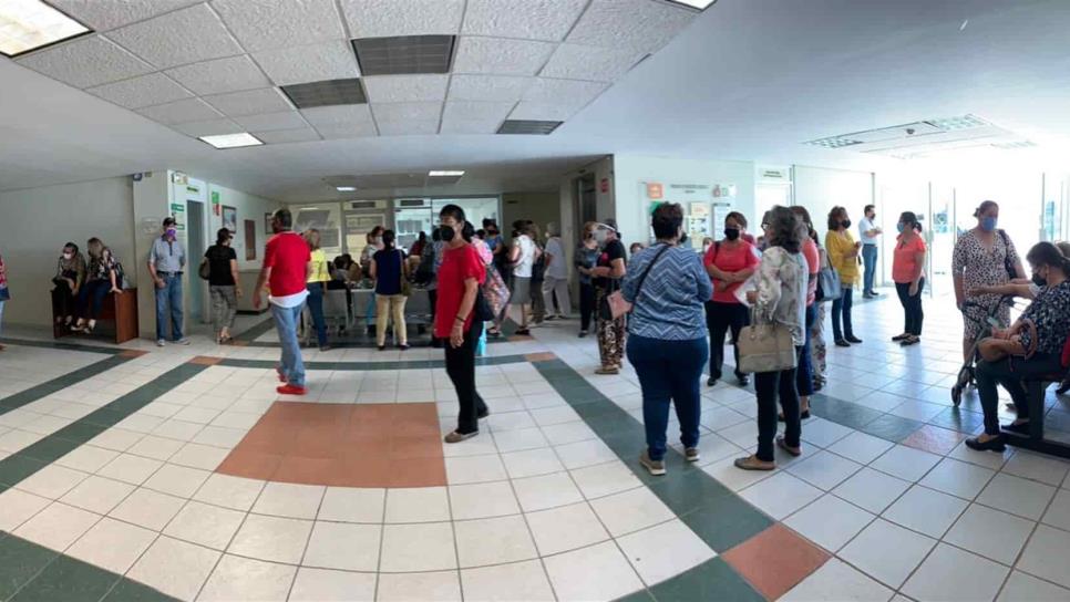 Protestan jubilados y pensionados en el Tribunal de Conciliación y Arbitraje