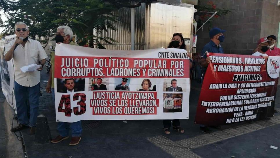 Profesores de la CNTE protestan contra el gobierno federal en Los Mochis