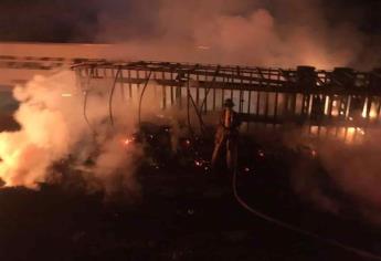 Tráiler vuelca y se incendia en Escuinapa