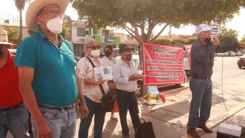 Jubilados y activos de la CNTE se manifiestan en el ISSSTE